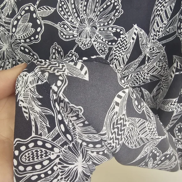 LOFT Petites MP Floral Blouse Black White Lightweight Short Sleeve V-Neck - Picture 4 of 14